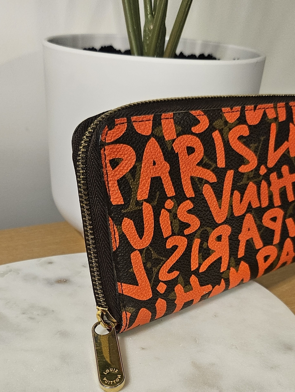 🚨SALE🚨 Louis Vuitton Limited Edition Grafitti Monogram Zippy Wallet ✨️ - Picture 4 of 13